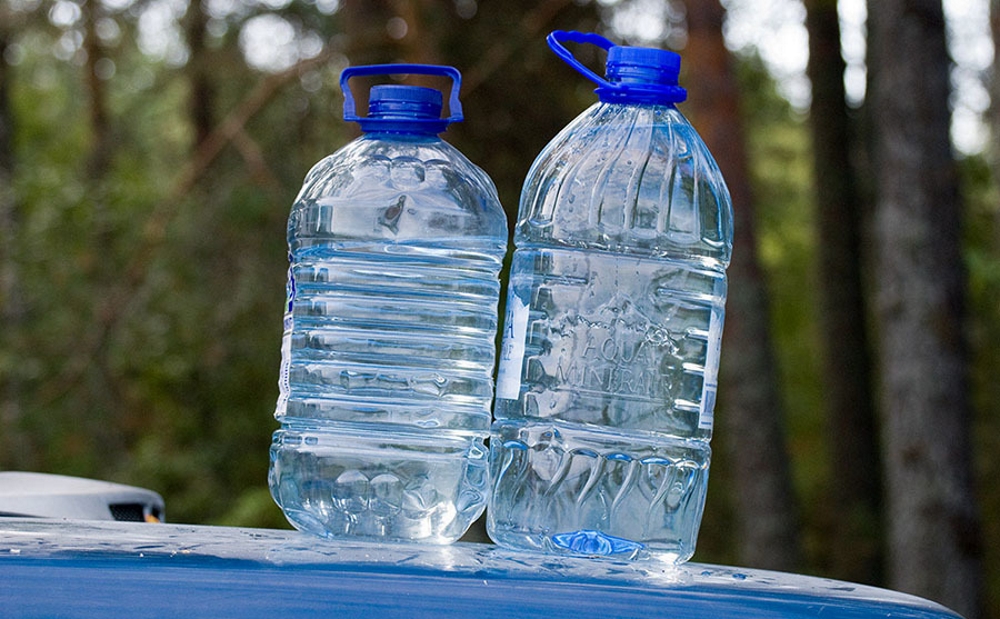 Разбавить настойку водой. Вода покупная. Вода покупная в бутылках. Вода в бутылке магазинная. Вода для самогона.