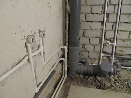 Как спрятать канализационные трубы в стене или в коробе