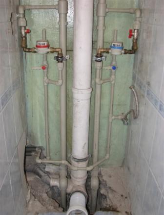 Как спрятать канализационные трубы в стене или в коробе