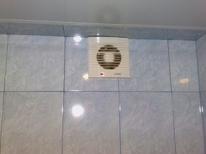 как установить вентилятор в вытяжку в туалете