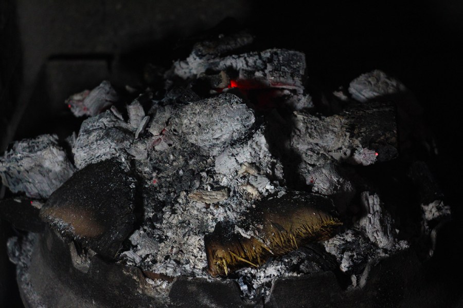 состав для очистки труб сажи. картофельные очистки от сажи. чистка трубы дымохода картофельными очистками. картофельные очистки от сажи. инструмент для чистки трубы дымохода.